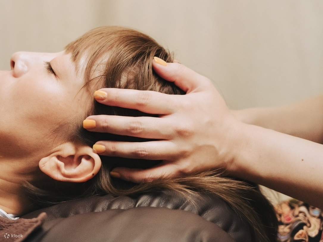 髪を濡らさずにできるドライヘッドマッサージなので、観光やビジネスの合間にも気軽に体験できます。準備は不要で、施術後そのままお出かけできるので、旅行中の貴重な時間を無駄にしません。